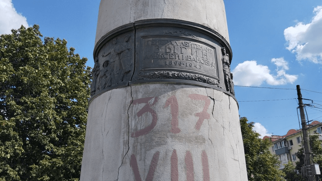 У Полтаві два роки простоюють порожні постаменти після декомунізації пам'ятників