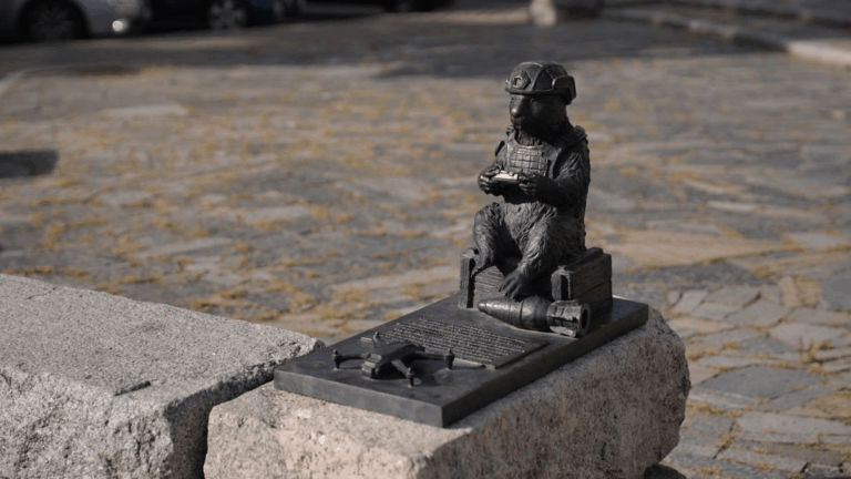 У Полтаві знову пошкодили мініскульптуру, присвячену герою України Уліану Матвійчуку