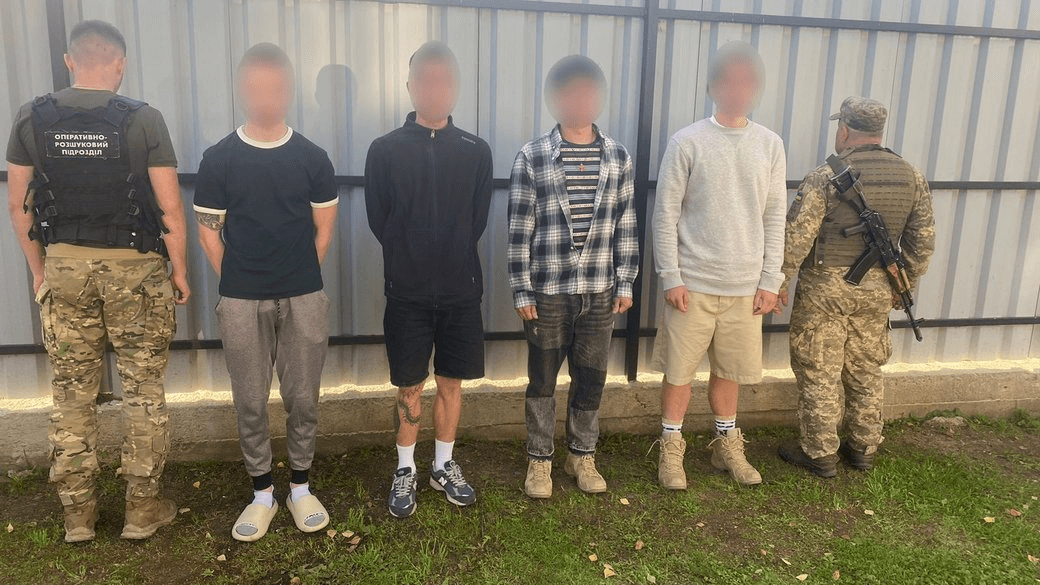 Спроба незаконного перетину кордону на Буковині: затримано чотирьох чоловіків
