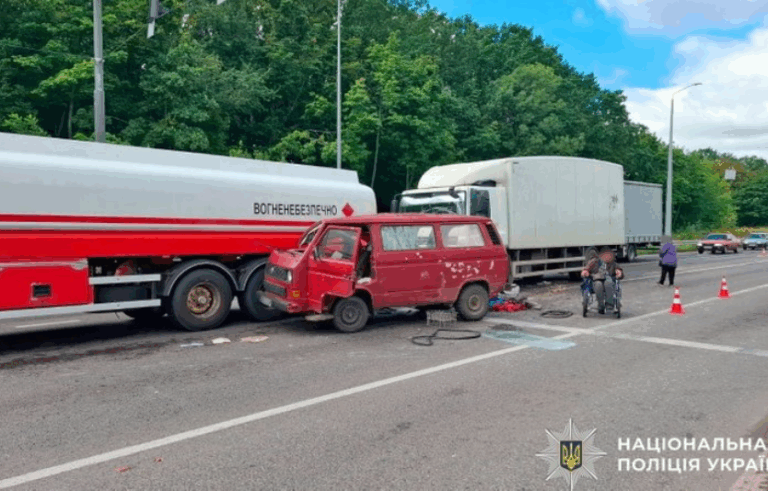 ДТП під Полтавою: вантажівка в’їхала у мікроавтобус, є постраждалі
