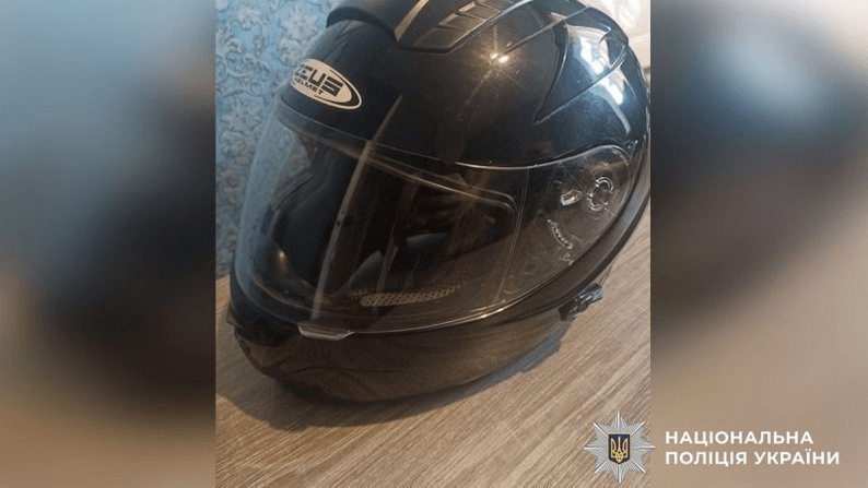 На Полтавщині чоловік викрав шолом з могили: справу передали до суду