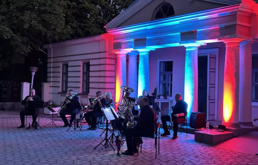 Джаз-вечір у центрі міста: музична подія, що створює осінній настрій