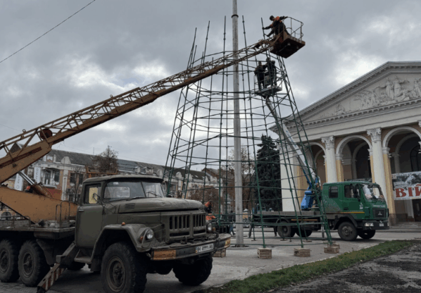 У Полтаві встановлюють центральну новорічну ялинку: деталі підготовки та реакція містян
